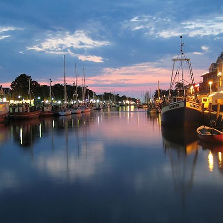 Ferienwohnung Berringer, Anker, direkt an der Promenade Rostock Exterior foto