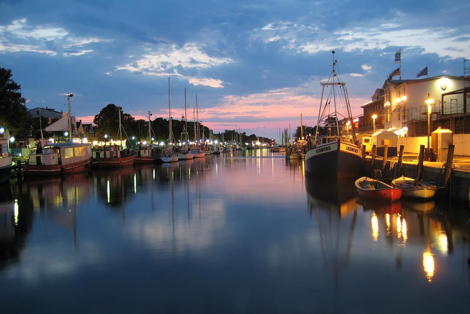 Ferienwohnung Berringer, Anker, direkt an der Promenade Rostock Exterior foto